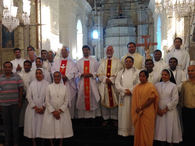 A group photograph of the dignitaries