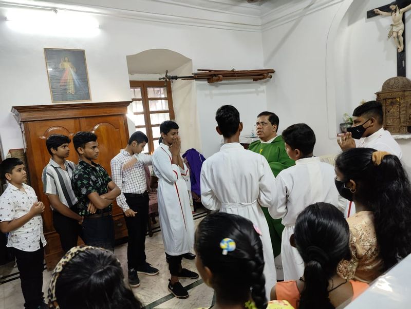 Fr. Peter Fernandes, praying over the altar servers and blessing them