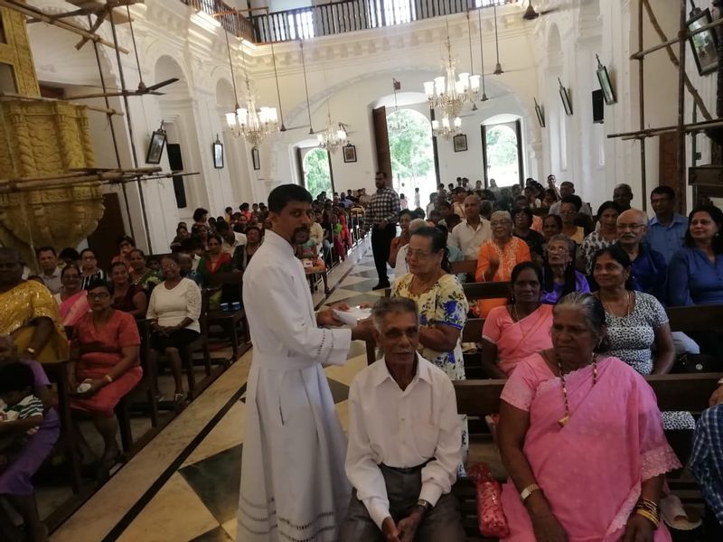 One of the grandparents receiving a memento